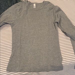 grey long sleeved shirt
